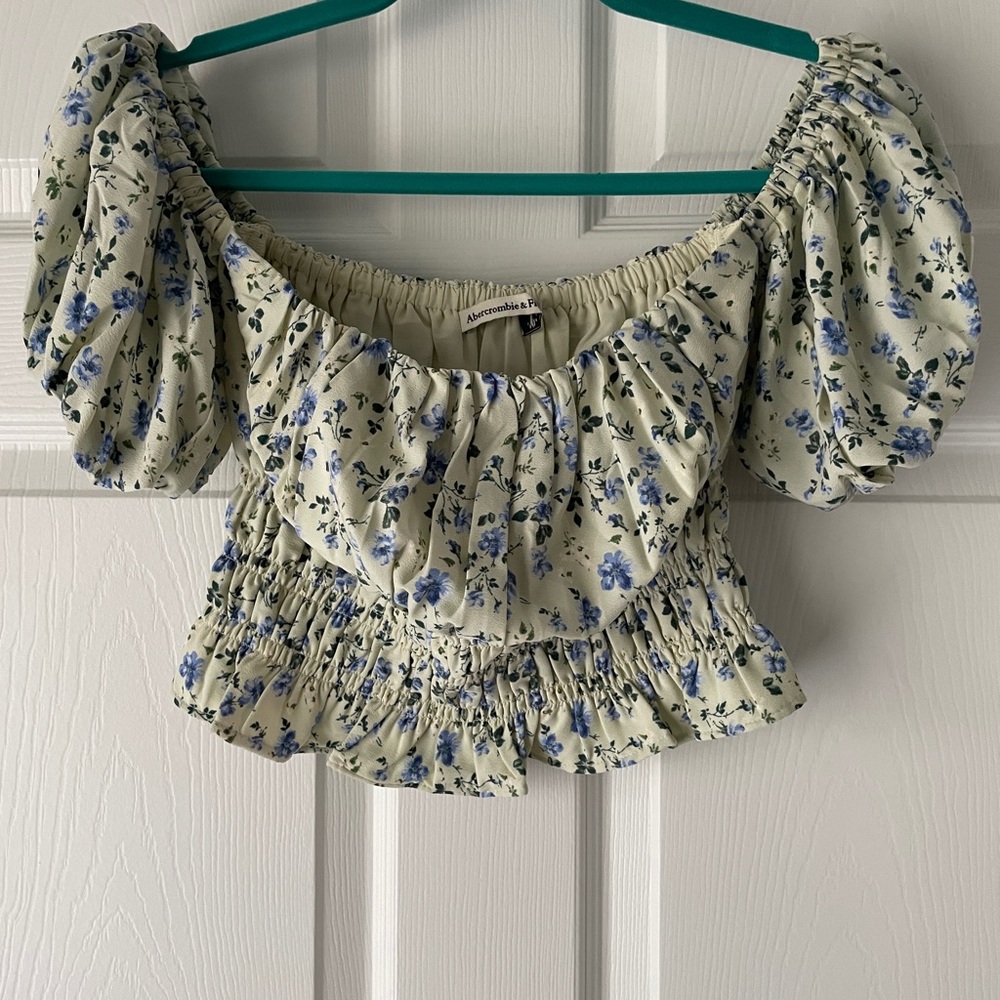 A&F Floral Off-Shoulder cropped Top